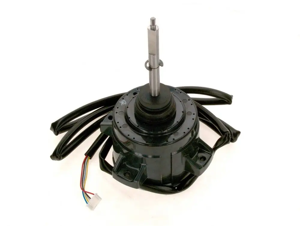 Bosch Motor mit einem zentralen Antriebsstil, umgeben von mehreren Kabeln. Der Motor hat eine metallische Achse in der Mitte und ist aus schwarzem Kunststoff gefertigt.
